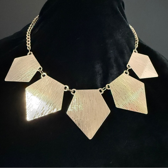 Elegant Gold and Black Geometric Necklace - Picture 3 of 5